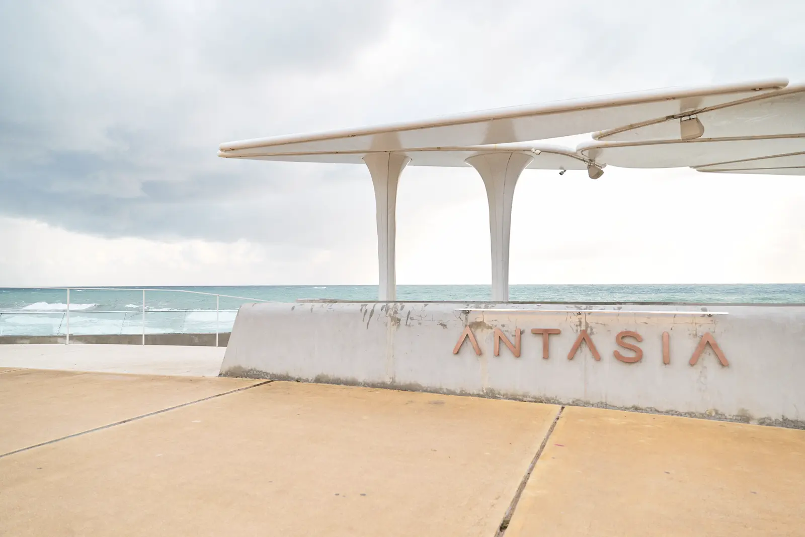 Nadmorski pawilon i plaża na wybrzeżu Cypru