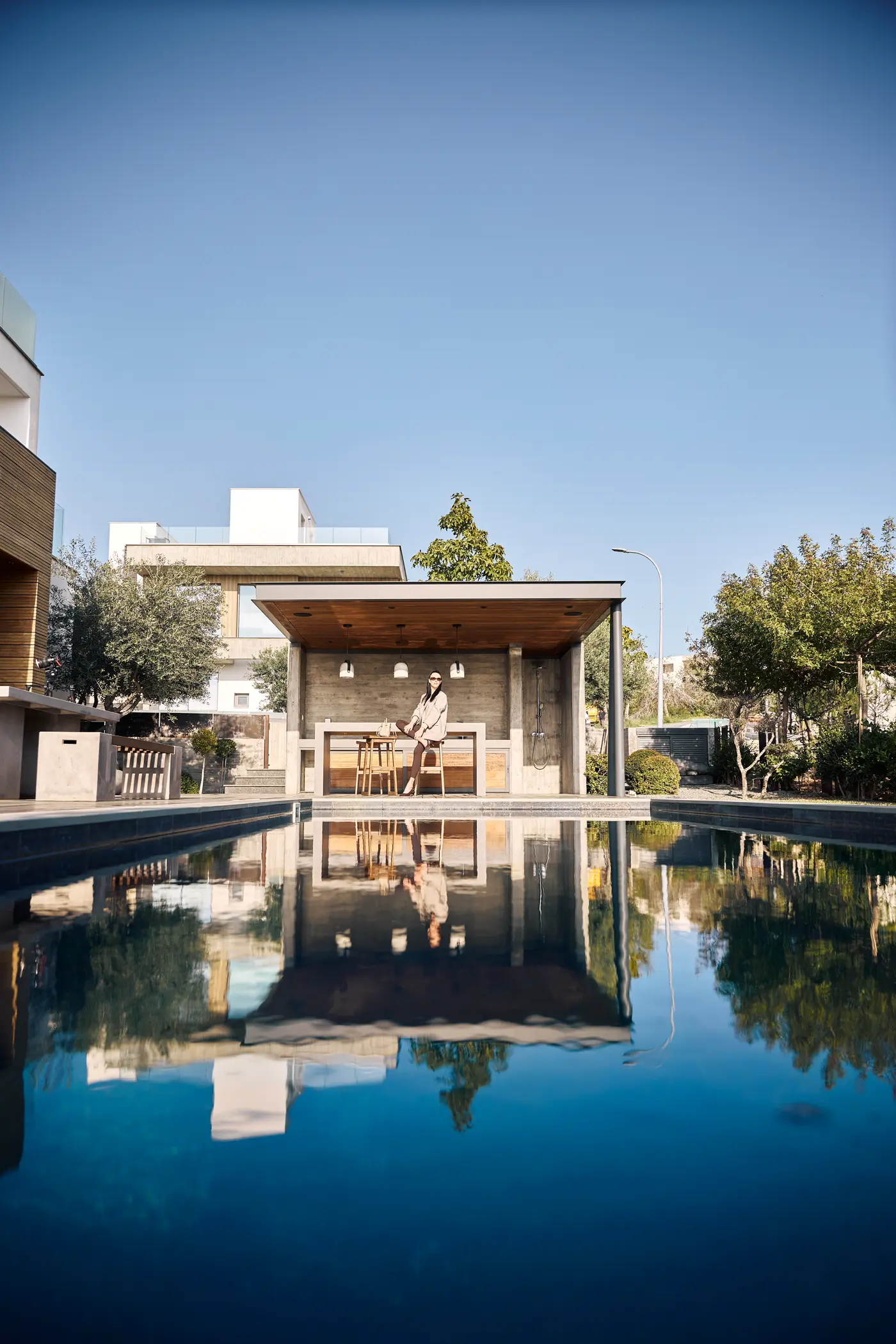 Kameralny resort z basenem odbijającym architekturę